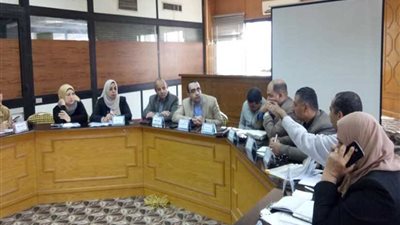 نائب محافظ الإسماعيلية يشدد على الانتهاء من تطوير الطرق بالقرى الفقيرة