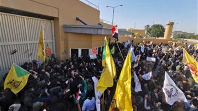 احتجاجات أمام السفارة الأمريكية في بغداد والسفير ومساعدوه يغادرون إلى أربيل