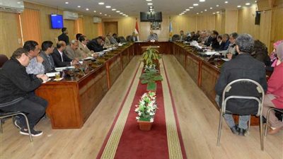 محافظ أسيوط يستعرض الموقف التنفيذي لمشروعات المبادرة الرئاسية 