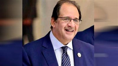 الوزير عباس كامل يسلم رسالة تهنئة من الرئيس السيسي لـ