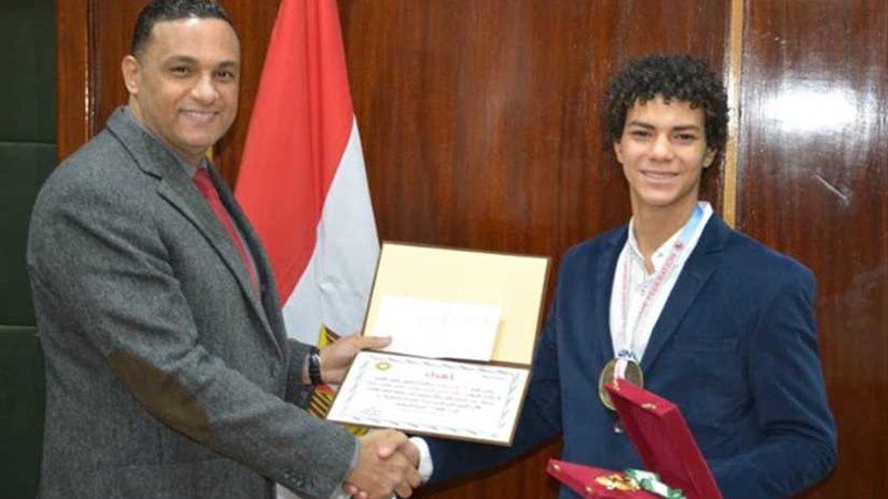 محافظ الدقهلية يكرم