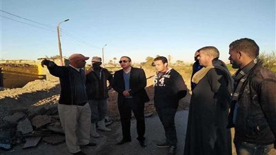 رصف طريق منهري بأبوقرقاص لتفادي وقوع الحوادث