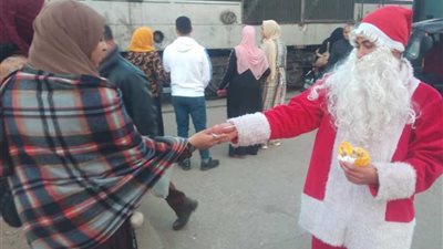 قبل بدء الاحتفالات ليلًا..بابا نويل يوزع الهدايا علي أهالي المنوفية (صور)