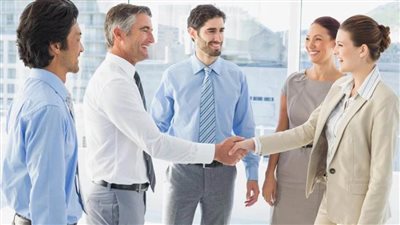 في زمن كورونا.. 6 طرق للبعد عن المصافحة والتقبيل بدون إحراج الآخرين