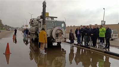 القاهرة تستهل يومها برفع مياه الأمطار