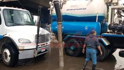 84 سيارة لشفط تجمعات مياه الأمطار بالقليوبية