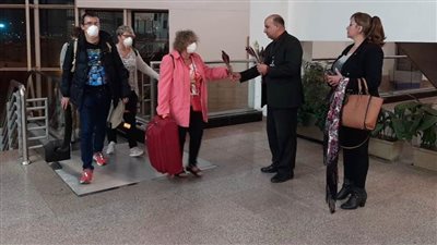 مغادرة ٤٦ سائح بعد ثبوت خلوهم من كورونا