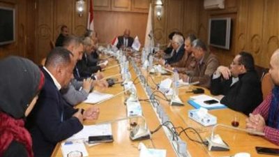 محافظ قنا يلتقي برؤساء مصانع السكر