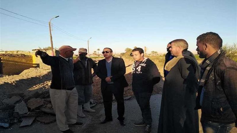 رصف طريق منهري بأبوقرقاص