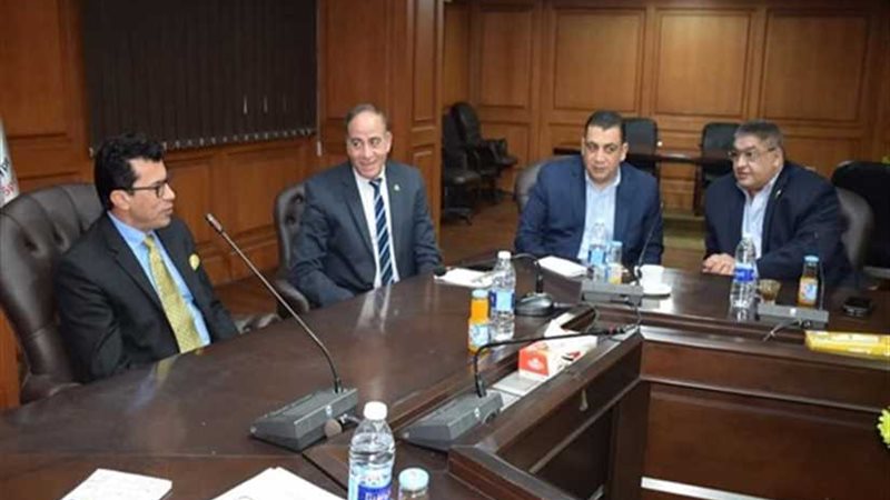 وزير الرياضة يناقش