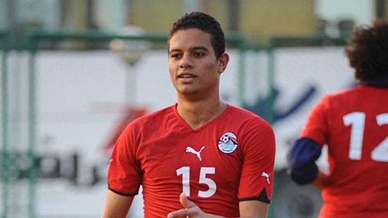 مدافع الأهلي يجري