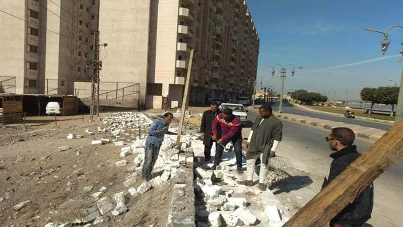 إزالة سور مخالف على