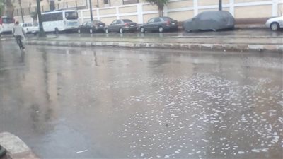 الأمطار تتساقط بغزارة في المنيا..  والشوارع تخلو  من المارة 