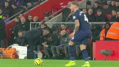 حكم مباراة ساوثهامبتون وتوتنهام يعاقب «مورينيو» بتهمة التجسس