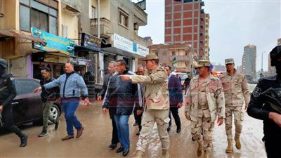 القيادات التنفيذية بالبحيرة متواجدة في الشوارع لمجابهة الأمطار الغزيرة