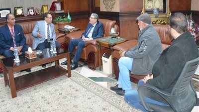 محافظ المنيا يبحث مع وفد الزراعة دعم القوافل البيطرية والندوات الإرشادية