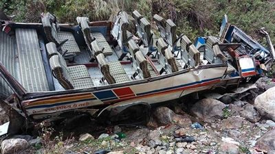 مصرع وإصابة 19 شخصا جراء سقوط حافلة في واد عميق بالهند