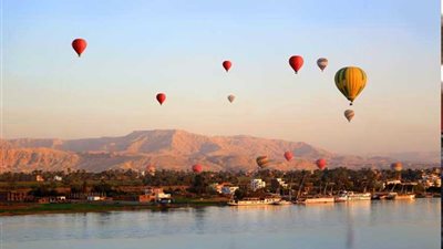 910 سائحين يحلقون في سماء الأقصر بالبالون الطائر