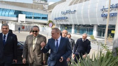 بالصور.. وزير الطيران ونائبه يتفقدان مركز العمليات الجوية بمصر للطيران