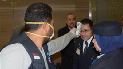 بعد منتصف الليل وزير الطيران يتابع إجراءات الوقائية من كورونا بمطار القاهرة  