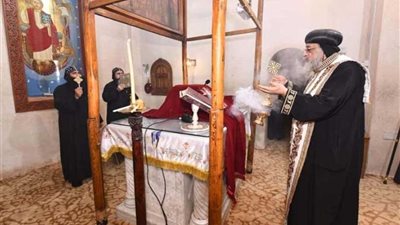 تطييب جسد القديس يحنس كاما بدير السريان