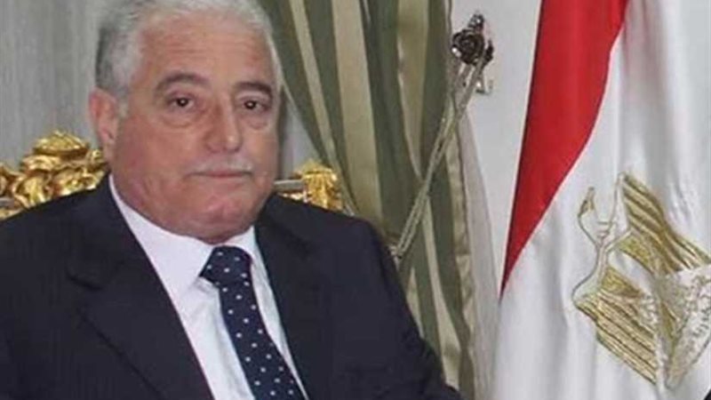 فودة يسلم عمال في