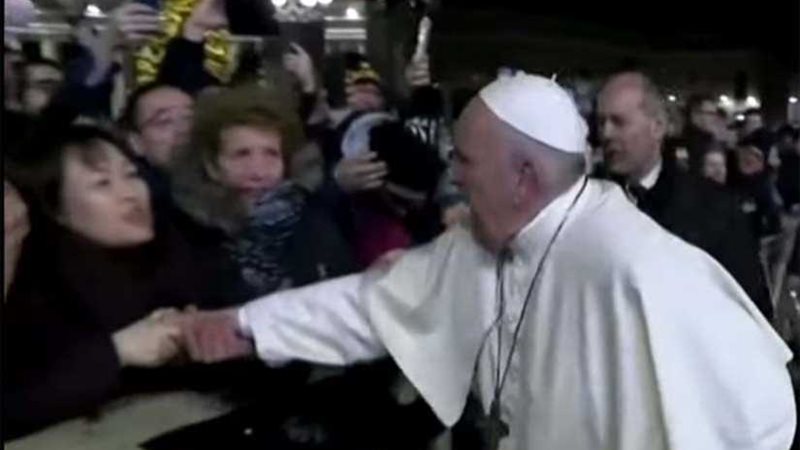 البابا فرانسيس يعتذر