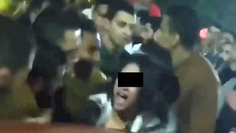 تتجول بمفردها واختبأت