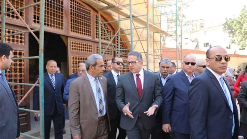 وزير الآثار والسياحة