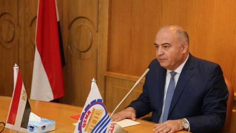 محافظ قنا يناقش تطوير