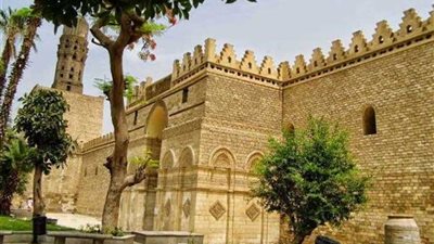 الآثار: المباني الأثرية بشارع الجمالية آمنة بعد نشوب حريق محدود خلف جامع الحاكم بأمر الله