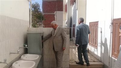 وكيل تعليم أسيوط يتفقد المدارس للاطمئنان على سلامة المباني ومتابعة إزالة آثار الطقس السيئ 