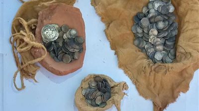 العثور على 370 عملة معدنية مخبأة في صرر بكنيسة أبو فانا الأثرية بالمنيا