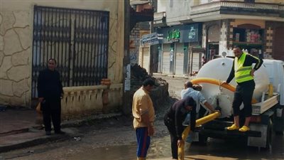 شباب كفرالشيخ يشاركون التنفيذيين في كسح المياه 