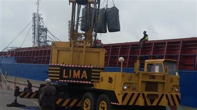 نشاط بميناء الإسكندرية بعد تحسن الأحوال الجوية