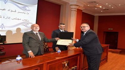 إيجاس تكرم ياسر بهنس لمرور 30 عام على عملة بالقطاع