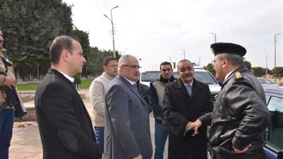 محافظ الإسماعيلية ومدير الأمن يجتمعان مع سائقي التاكسي