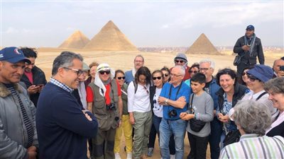 وزير السياحة والآثار يتفقد منطقة آثار الأهرامات