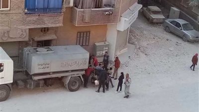 بعد ١٥ ساعة انقطاعًا.. الجيزة توفر سيارات مياه للمواطنين بفيصل