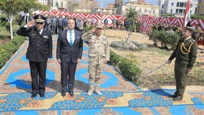 إكليل الزهور على نصب الجندي المجهول ببني سويف