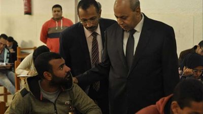 رئيس جامعة المنيا يشدد على حظر اصطحاب المحمول في اللجان