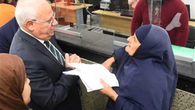 محافظ بورسعيد يلتقي بعدد من المواطنين بالمركز التكنولوجي لخدمة المواطنين