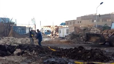 بالصور إصلاح الماسورة المتسببة في انقطاع المياه بفيصل