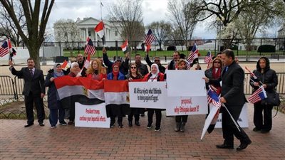 الجالية المصرية في واشنطن تحتشد أمام البيت الأبيض دعمًا لمصر فى مفاوضات سد النهضة