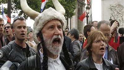 آلاف الأشخاص بباريس ينظمون مسيرة ضد إصلاحات في نظام المعاشات التقاعدية