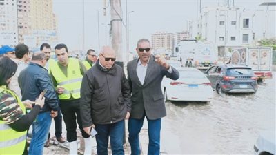 شباب مدينة نصر ينظم المرور.. وفى المرج يكسح المياه