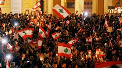 متظاهرون لبنانيون يحتجون أمام منزل رئيس الوزراء و البرلمان
