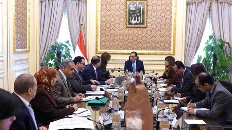 رئيس الوزراء يستعرض