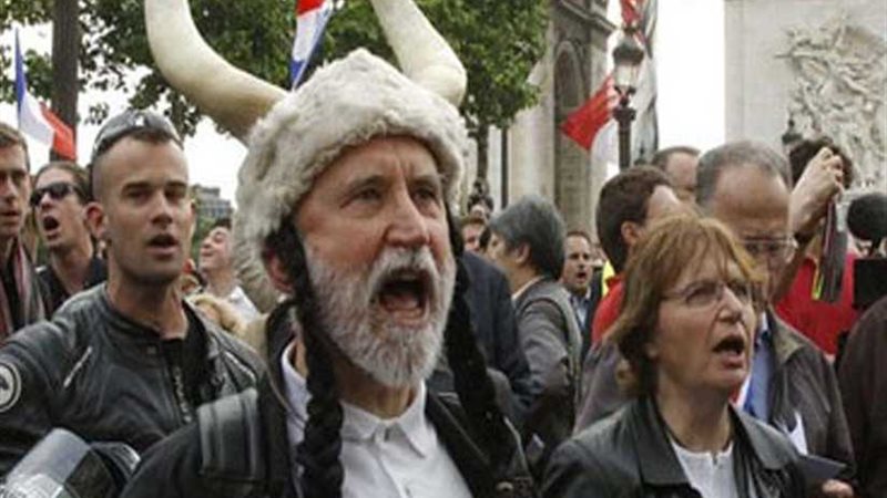 آلاف الأشخاص بباريس