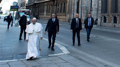 البابا فرانسيس يتحدى الحكومة ويمشي في شوارع روما المهجورة (فيديو وصور)
